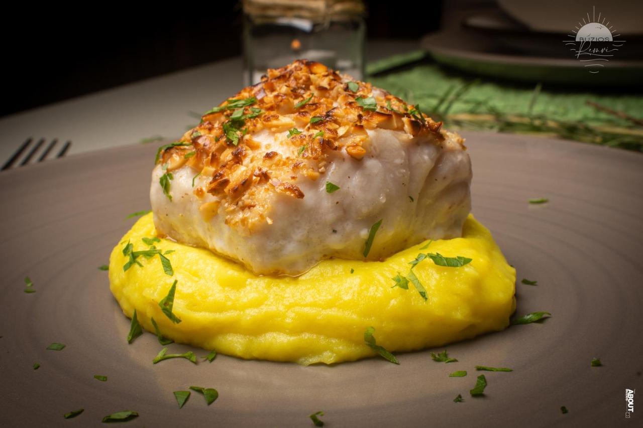 Pousada Praia Joao Fernandes Búzios エクステリア 写真 A chicken breast with mashed potatoes