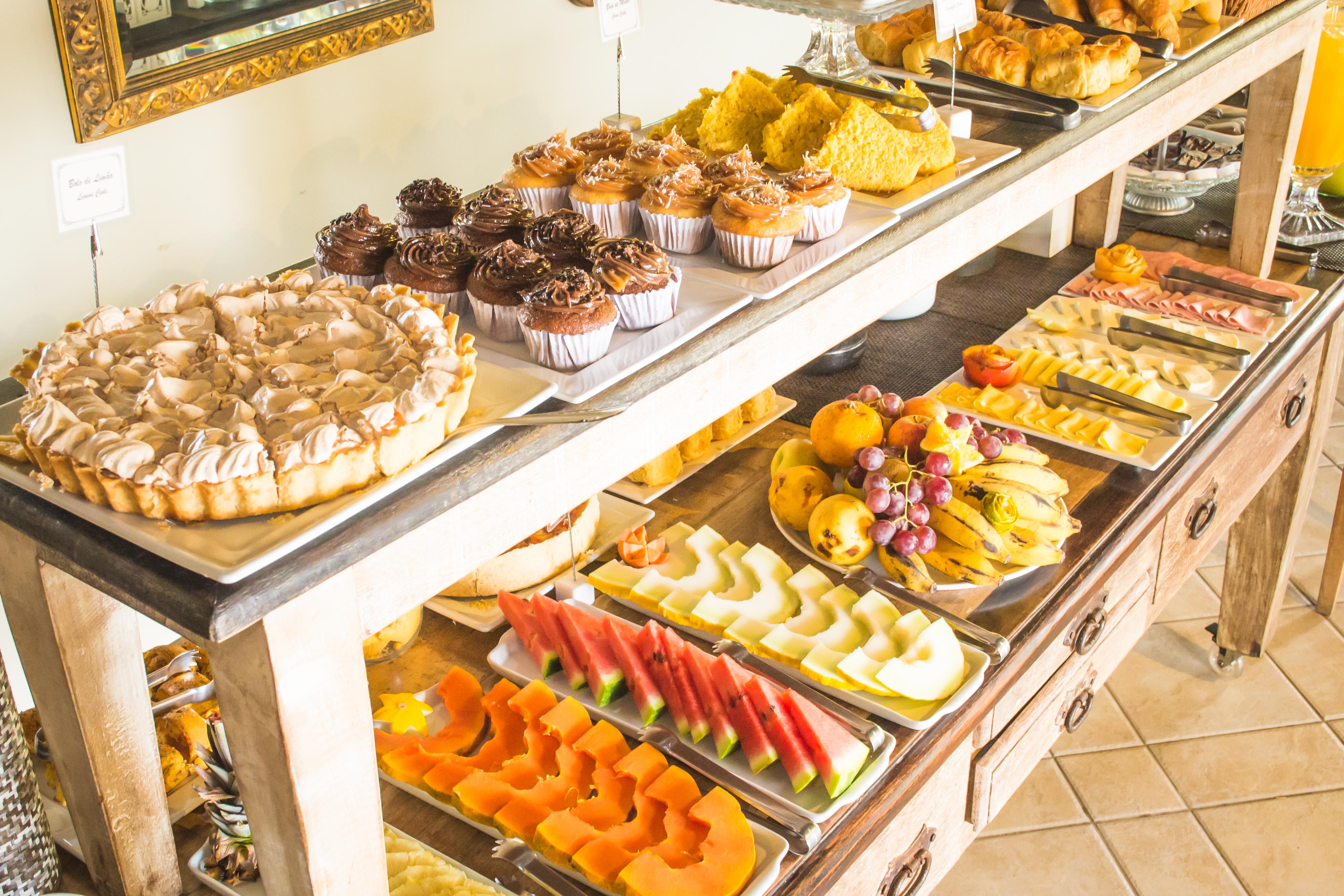 Pousada Praia Joao Fernandes Búzios エクステリア 写真 A buffet of fruit and pastries